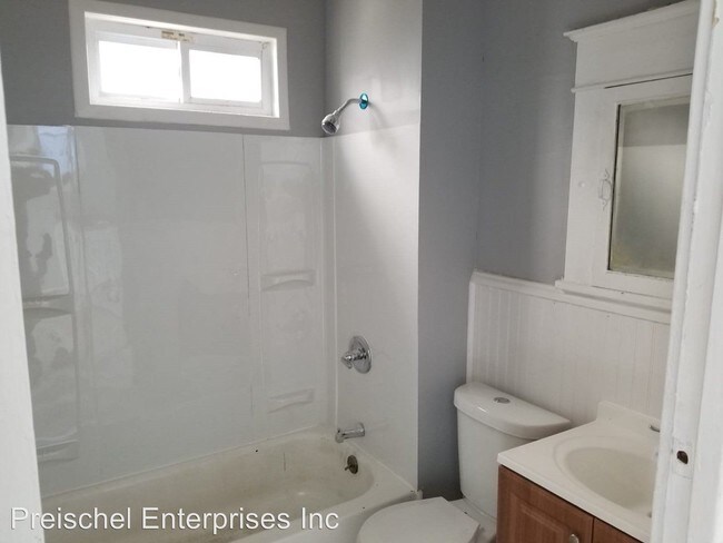 Building Photo - 3 br, 1 bath House - 18 Richlawn Ave
