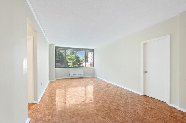 Building Photo - 45 River Dr S