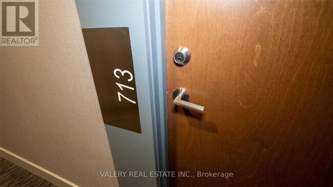 Photo du bâtiment - 2220 Lake Shore Blvd W