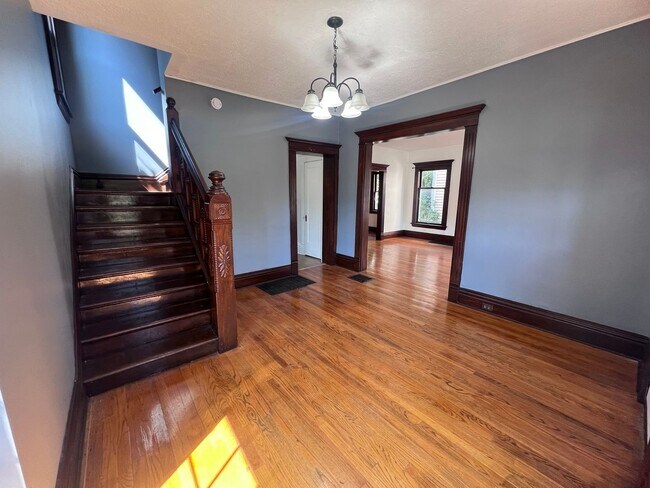 Foto del edificio - Spacious Four Bedroom Home Full of Character!