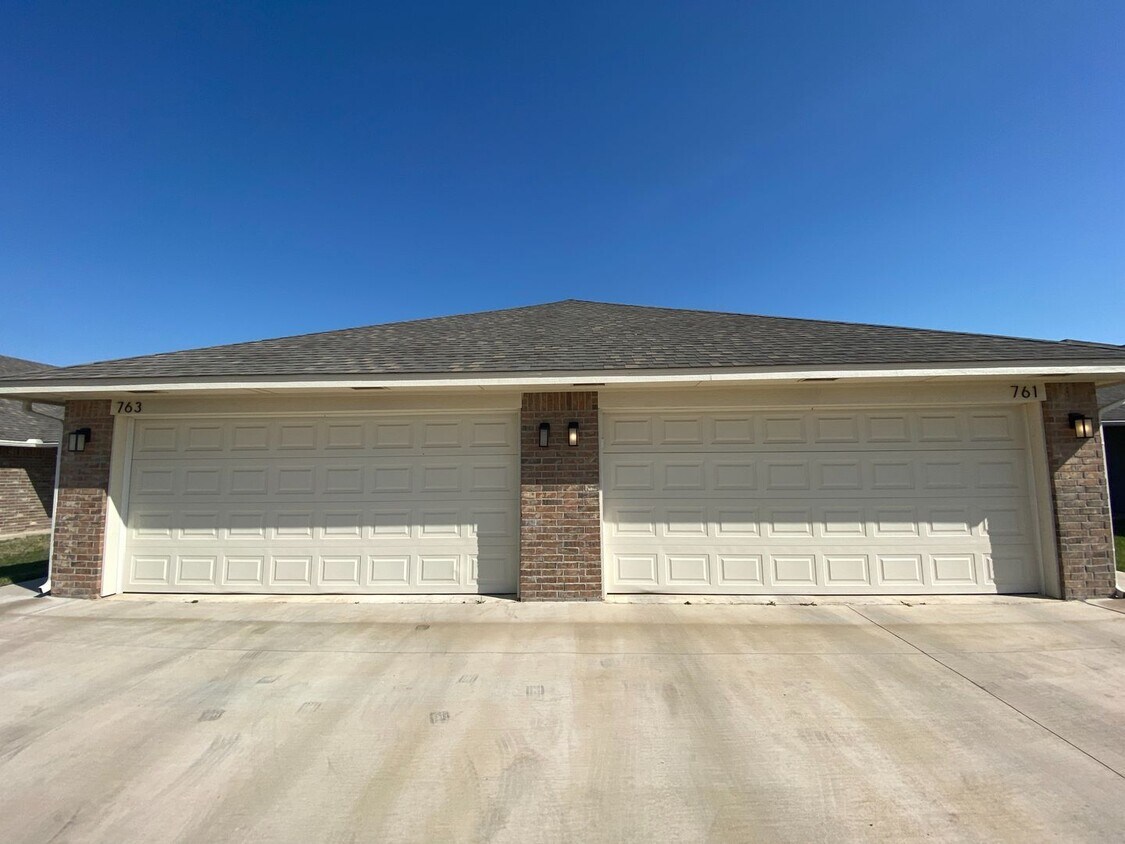 Primary Photo - 3 Bed 2 Bath Duplex in Moore Schools!!!
