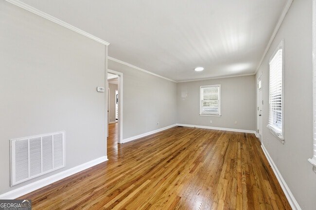 Building Photo - 1003 Valley Dr