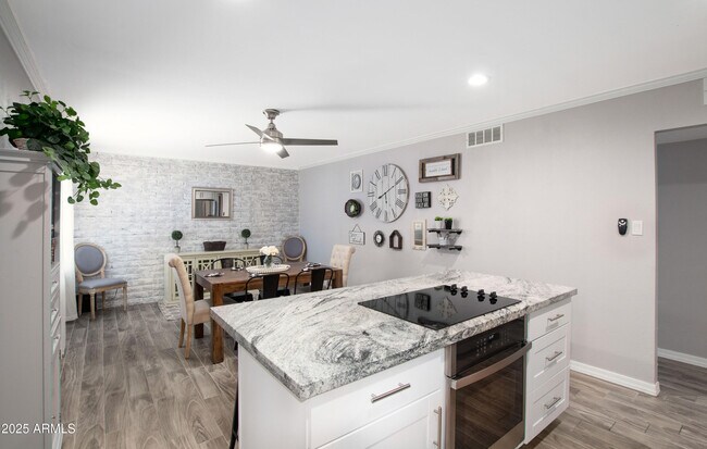 Foto del edificio - 1411 E Broadmor Dr