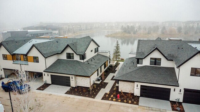 Foto del edificio - Brand New Townhouse in Luxury Neighborhood