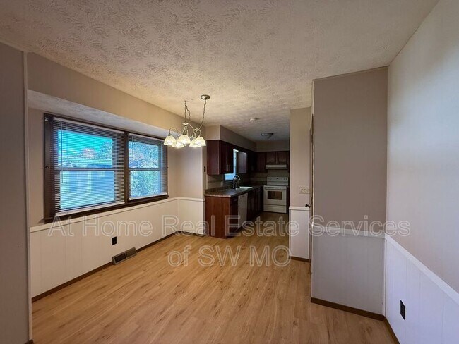 Foto del edificio - 1209 W Broadmoor St