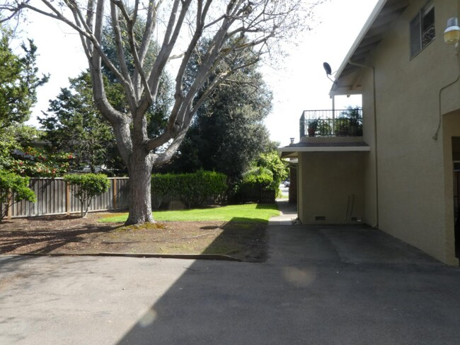 Foto del edificio - 395 Bellerose Dr