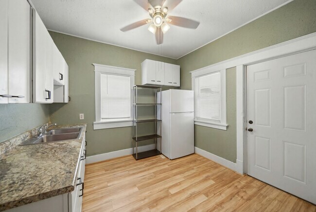 Foto del edificio - 412 W 4th St