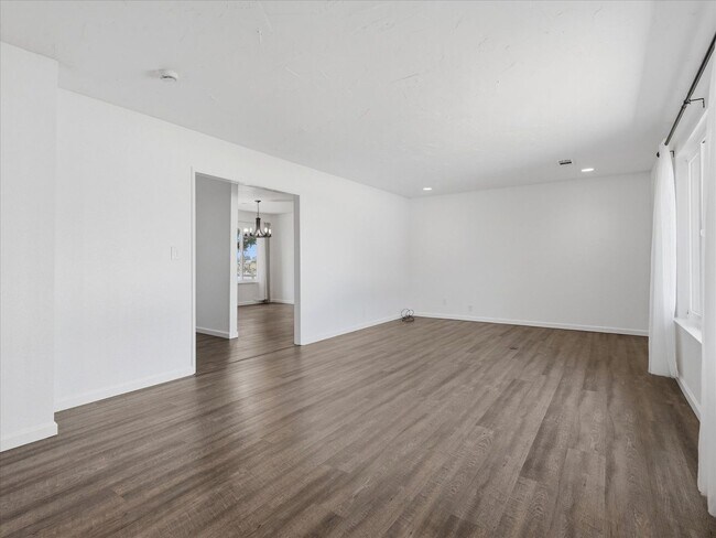 Foto del edificio - 4 Bedroom Home for Rent in Sanger | Sierra Views | 2,140± Sq. Ft. | Lawn Care Included