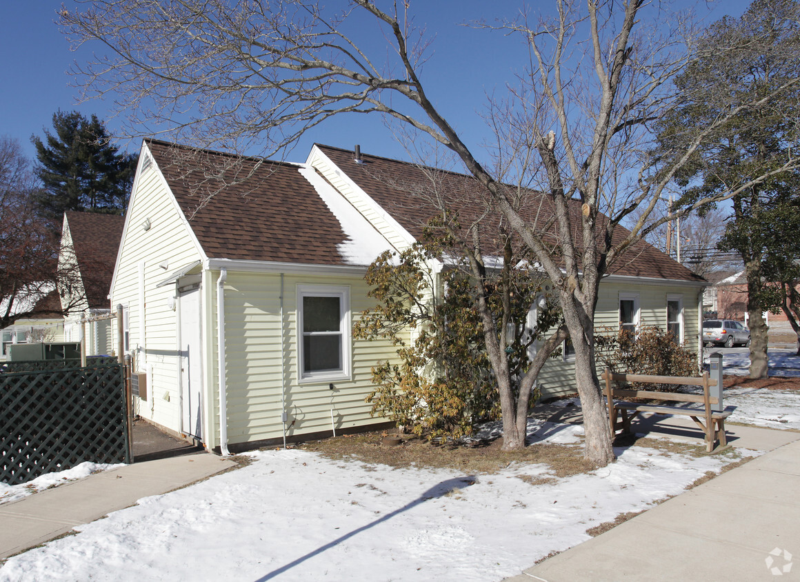 Building Photo - Maple Court