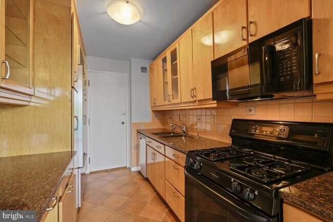 Foto del edificio - 10401 Grosvenor Pl