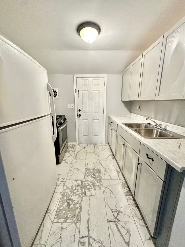 Building Photo - 527 Sassafras St