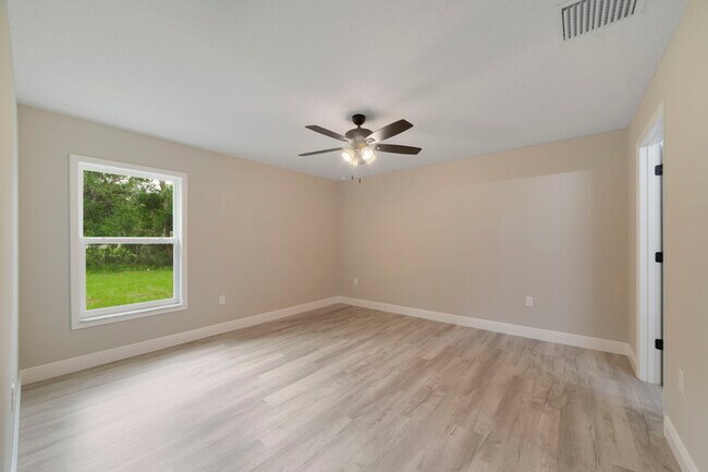 Building Photo - 8949 N Cortlandt Dr