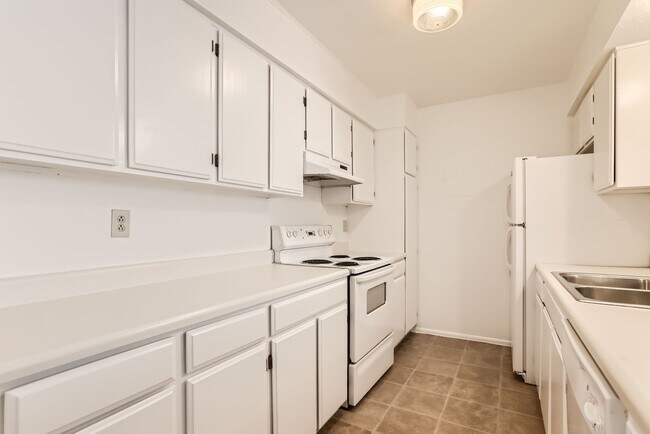 Foto del edificio - Evolve Real Estate: Stunning 2Beds/2 Baths, 1269 SQFT Condo with Two Assigned Parking Spots!