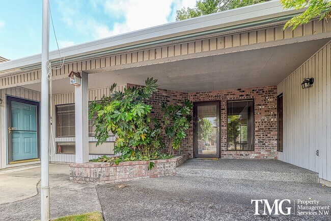Foto del edificio - Gorgeous 4 bed 3 bath home in quiet Ellswo...