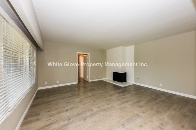 Building Photo - 2 Bedroom Fullerton Townhome