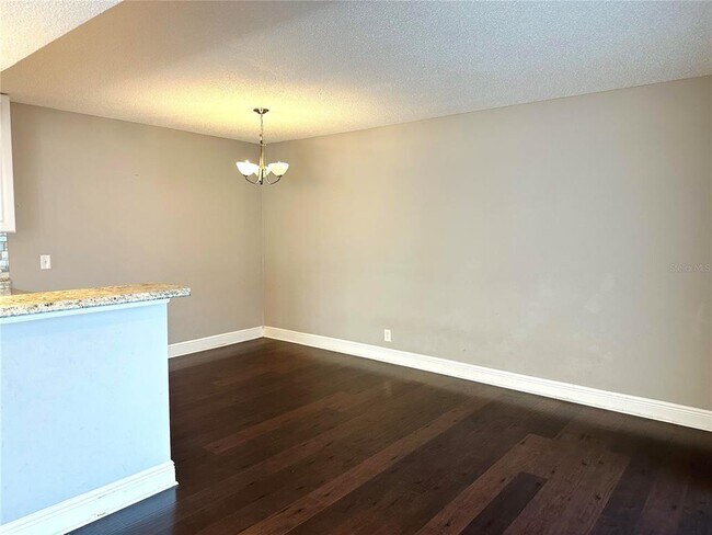 Building Photo - 1015 Longfellow Cir