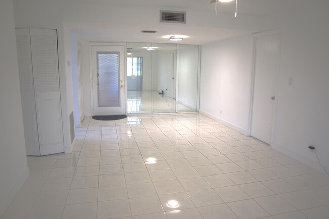 Foto del edificio - 198 Lake Evelyn Dr