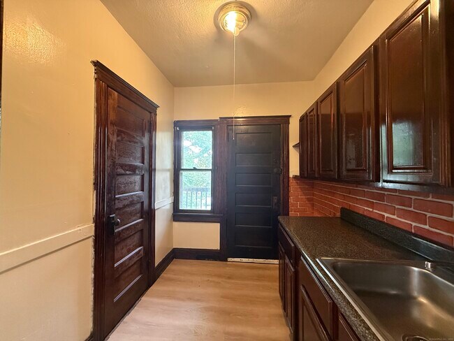 Building Photo - 184 Fairview St