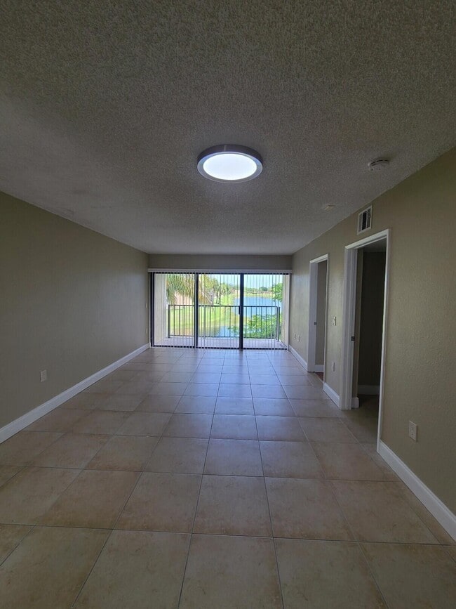 Building Photo - 1520 Lake Crystal Dr