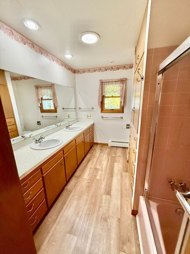 Foto del edificio - 4 Bedroom - 2 Bath Ranch Style Home with 2 car attached garage in Loveland, Colorado