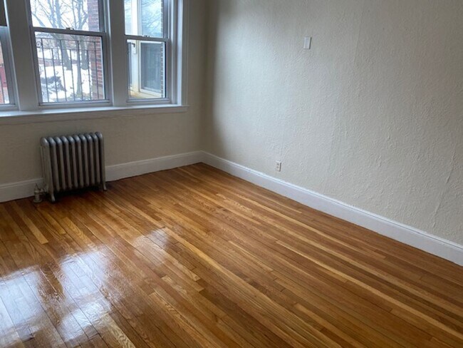 Foto del edificio - NO BROKER FEE! Available SEPT 1st in Allst...