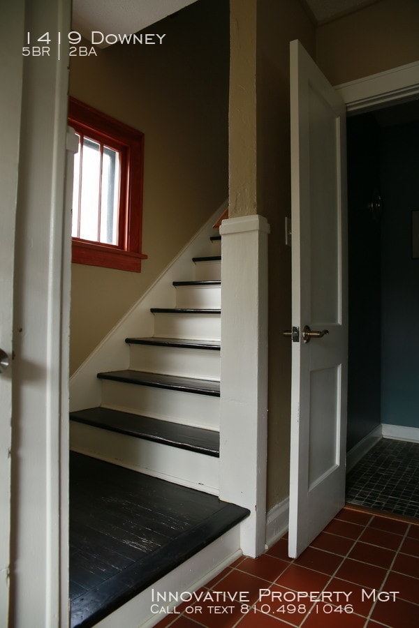 Building Photo - Lovely 5 bedroom 1 1/2 baths