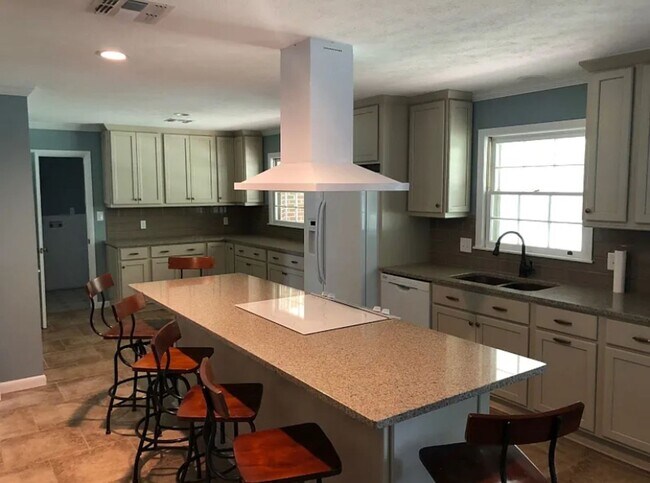 Foto del edificio - AVAILABLE NOW! CALL US FOR A SHOWING!