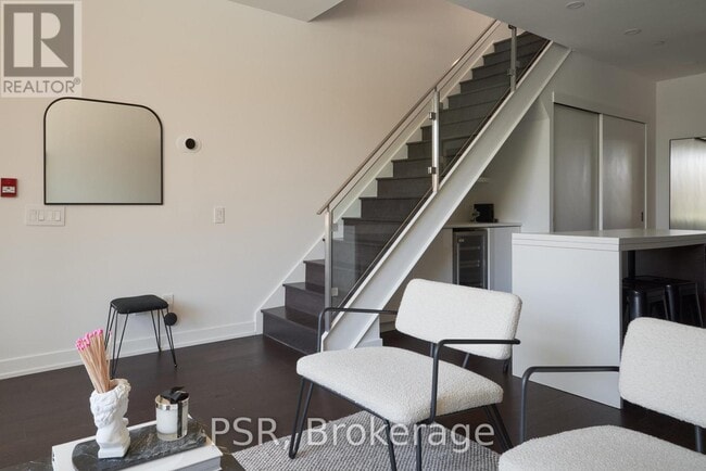 Photo du bâtiment - 1030 King St W