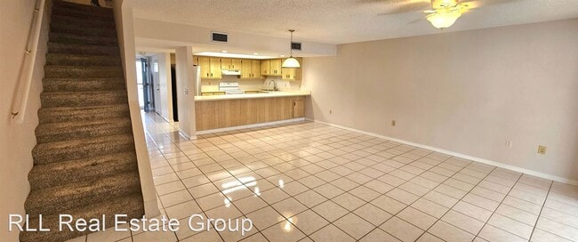 Building Photo - 2 br, 2.5 bath House - 810 Poinsetta Dr. U...