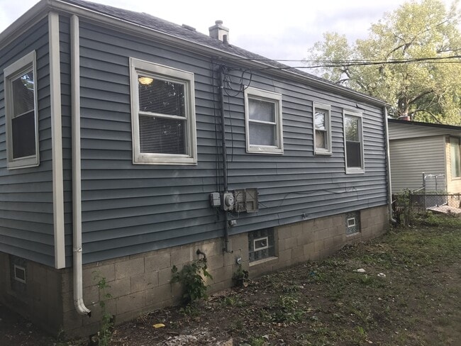 Building Photo - 2 BEDROOM HOME WITH APPLIANCES