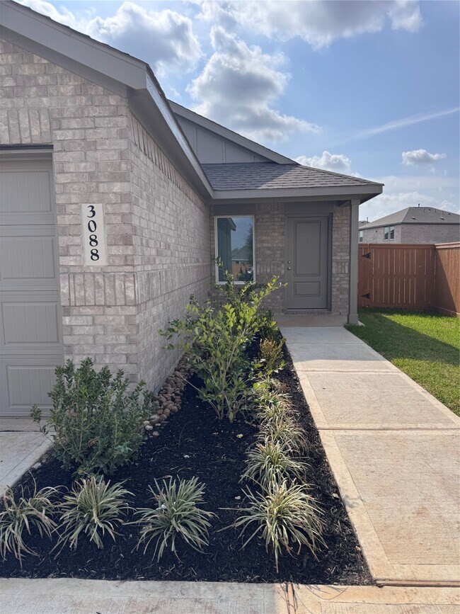 Building Photo - 3088 Fantasy Ter Dr