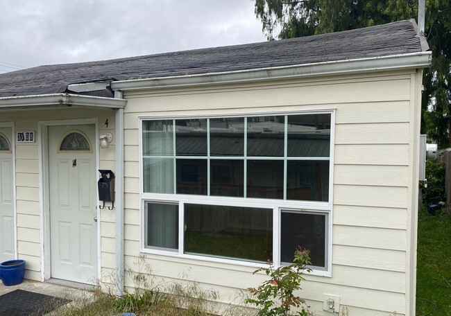 View of back duplex - 3108 W Jameson St