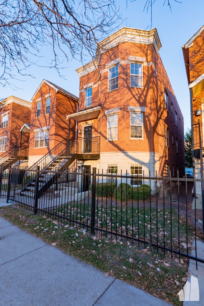 Building Photo - 1471 N Larrabee St