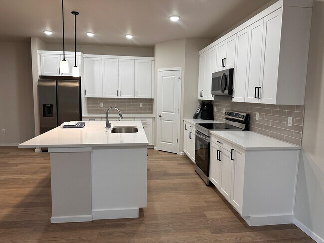 Building Photo - Beautiful Spanaway Home! Apply Today
