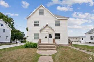 Building Photo - 1015 W 22nd St