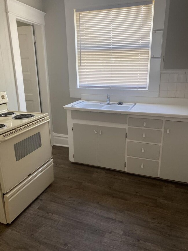 Building Photo - Cute 2 bedroom 1 bath