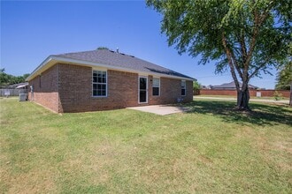 Building Photo - 610 Maplewood Dr