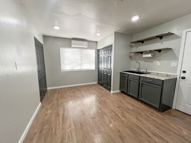 Building Photo - 114 W Head St