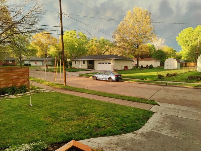 Estacionamiento en la calle - 2913 Clover St