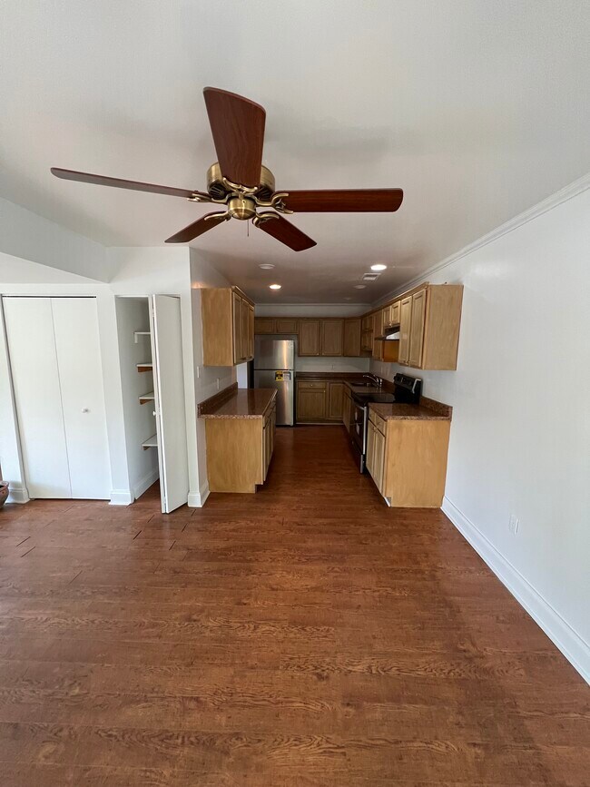 Foto del edificio - 7551 Woodbine Dr