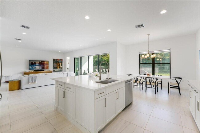 Foto del edificio - 17496 Sparkling River Rd