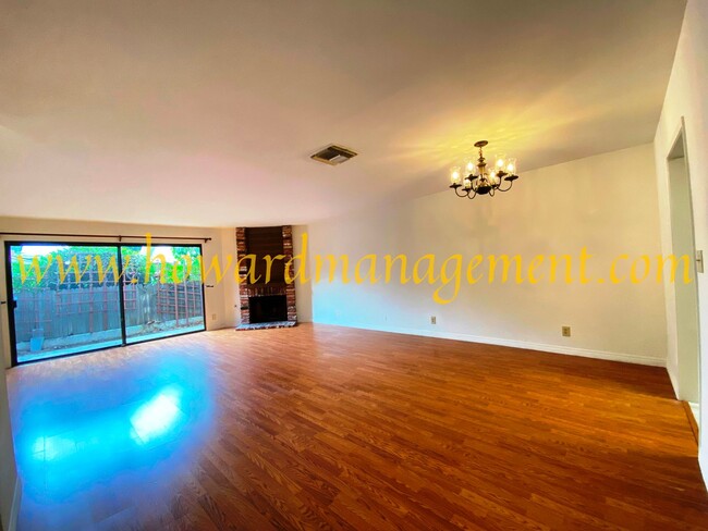 Foto del edificio - Large Townhouse with central A/C, patio, s...