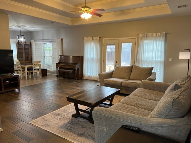 Building Photo - 4 Bedroom 2 bath