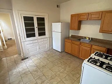 Kitchen - 569 Lincoln Ave