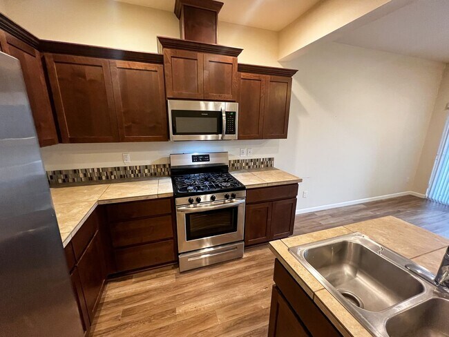 Building Photo - Townhome in South Salem with Washer/Dryer ...