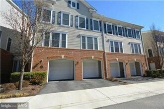 Building Photo - 7047 Huntley Run Pl