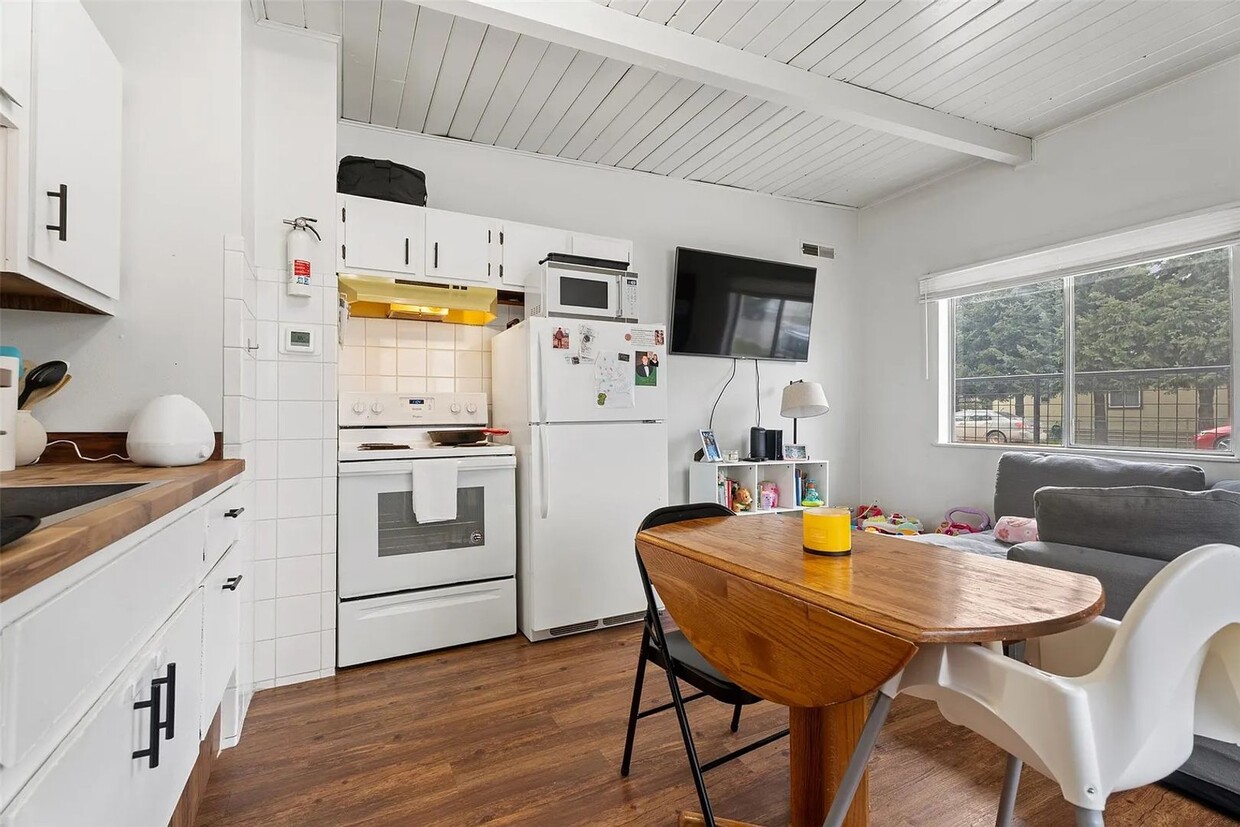 Foto principal - 3220 Clark St