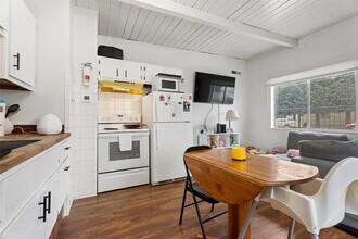 Building Photo - 3220 Clark St