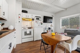 Building Photo - 3220 Clark St