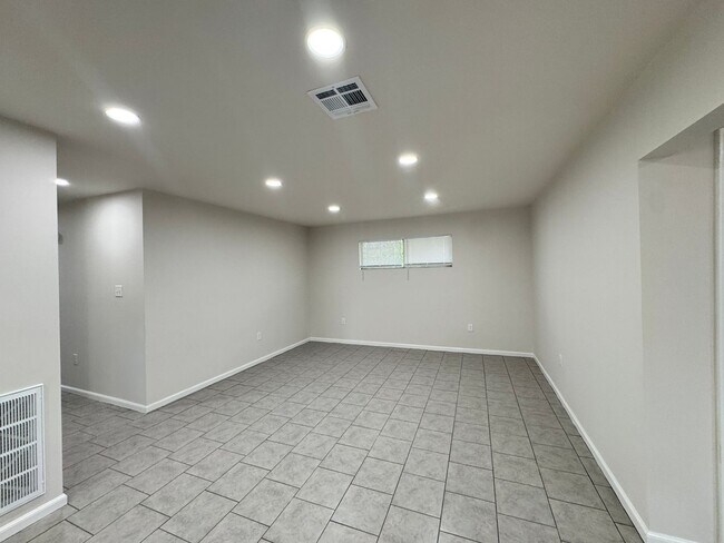 Building Photo - 3 Bedroom / 2 Bathroom Modern House